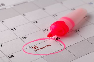 Kırmızı ile takvim üzerinde 25 tarihi işaretlemek. Tarih edersiniz. Noel tatil hazırlık kavramı