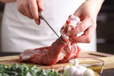 Erkek Şef kesme ham kuzu eti yemek için hazırlanan ahşap tahta üzerinde