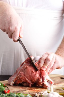 Ham kesme güçlü profesyonel adamın elleri kuzu eti, seçici odak, yakın çekim