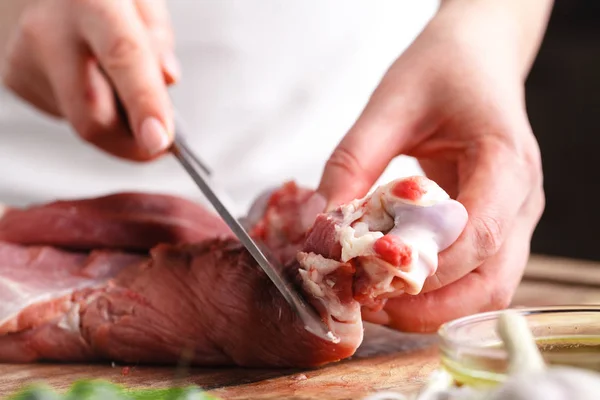 Mãos Femininas Com Uma Faca Mão Cortam Carne Fresca Uma — Fotografia de Stock