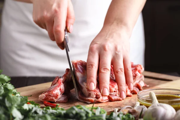 Руки Женщины Ножом Руке Режут Свежее Мясо Столе — стоковое фото