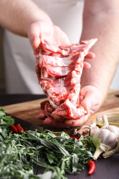 Ruce Muže Drží Jehněčí Procesu Vaření Kuchyňském Stole — Stock fotografie