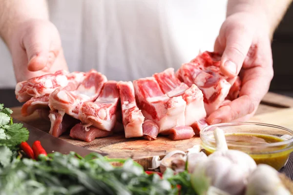 Крупным Планом Режут Свежее Мясо Приготовления Мясных Блюд — стоковое фото