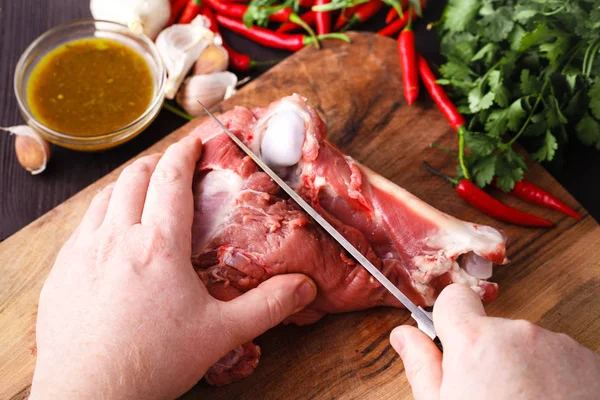 Kuchaře Řezníka Řezání Jehněčí Maso Nožem Kuchyň Vaření Proteine Potravin — Stock fotografie