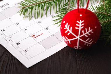 Kırmızı ile takvim üzerinde 25 tarihi işaretlemek. Tarih edersiniz. Noel tatil hazırlık kavramı