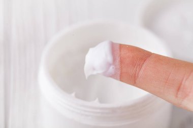 Cilt Bakımı. Kozmetik portre. Nemlendirici krem uygulamak Kuru cildi dikkat çekici genç kadın kız