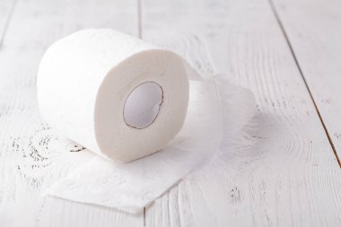Beyaz tuvalet kağıdı rulosu