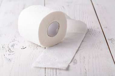 Beyaz ahşap masa üzerinde rulo tuvalet kağıdı