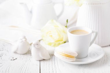 Kadın sabah tablo kavramı ile kahve masada yakın çekim