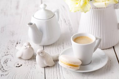 Kadın sabah tablo kavramı ile kahve masada yakın çekim