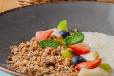 Pirinç porrige çilek kafede kahvaltı ile