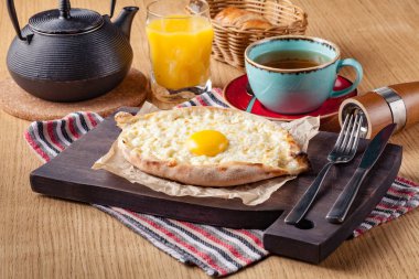 Geleneksel Ajarian yassı ekmeği - khachapuri ya da hachapuri ile yumurta ve peynir.