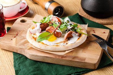 Amerikan kahvaltısı ile yumurta, pastırma, tost, krep, kahve ve meyve suyu, ahşap arka plan kadar güneşli tarafı