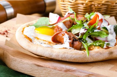 Odaya Servis Kahvaltı seti (kızarmış yumurta, salata, sosis füme tavuk, domuz, ekmek) ahşap tablo