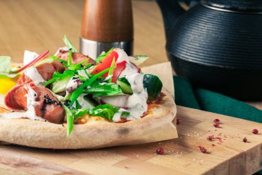 Amerikan kahvaltısı ile yumurta, pastırma, tost, krep, kahve ve meyve suyu, ahşap arka plan kadar güneşli tarafı