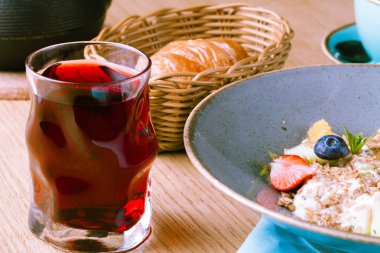 Kafe, sıcak yulaf ezmesi tahıl çilek ile kahvaltı