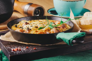 Continental kahvaltı bir kafede, omlet jambon Pan ile