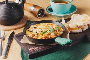 Sebze ve peynir omlet. Frittata bir kızartma tavası kahvaltı küme