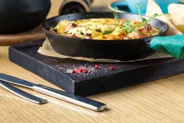 Jambon ve yumurta omlet, biyo yumurta, taze otlar kahvaltı küme