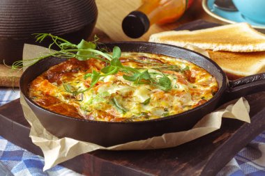 Continental kahvaltı bir kafede, omlet jambon Pan ile