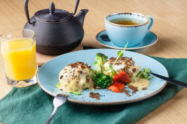 Kahvaltı seti, Yumurta Benedict füme somon ve taze Hollandaise sos ile