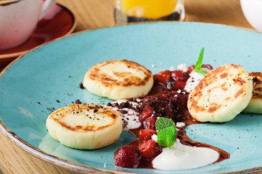 erken kahvaltı bir kafede, peynirli kek