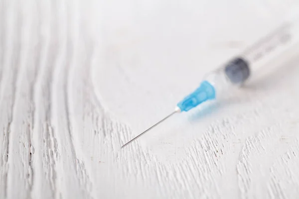 Medizinische Spritze Nadelinjektor Auf Weiß — Stockfoto