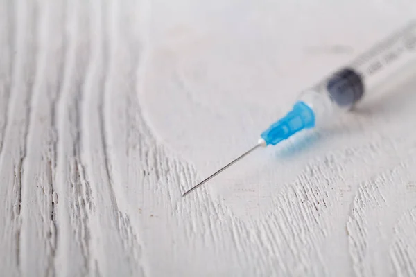 Medizinische Spritze Nadelinjektor Auf Weiß — Stockfoto