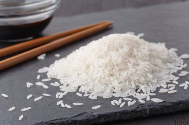 Ham basmati pirinç siyah mazisi üzerinde dağınık olduğunu. metin için yer