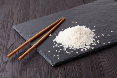 Ham basmati pirinç siyah mazisi üzerinde dağınık olduğunu. metin için yer