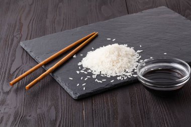 Karanlık bir taş zemin üzerine pirinç Yasemin