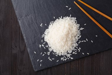 Ham basmati pirinç siyah mazisi üzerinde dağınık olduğunu. metin için yer