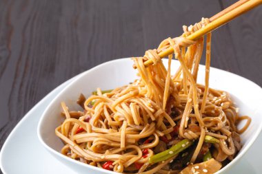 Yakisoba, sebzeli kızarmış şehriye ve et.
