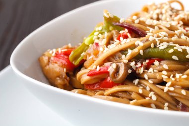 Tabak spagetti hamuru ıspanak ve istiridye mantar ile