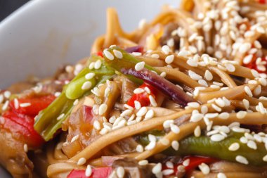 tavada kızartılmış yakisoba noodle sebzeli - vegan ve vejetaryen yiyecekler