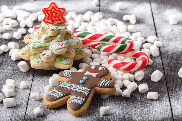 Kekse Form Eines Weihnachtsbaums Leuchten Auf Dem Holzgrund — Stockfoto