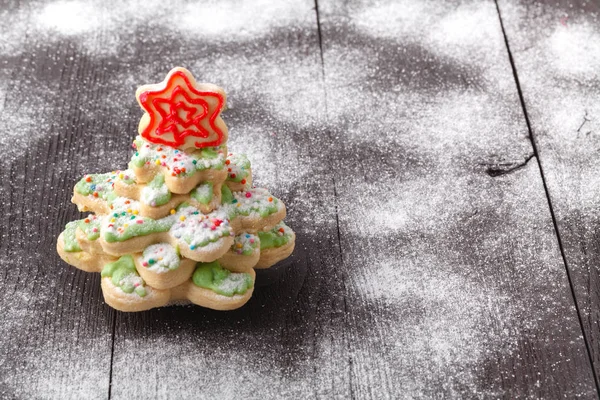 Kekse Form Eines Weihnachtsbaums Leuchten Auf Dem Holzgrund — Stockfoto