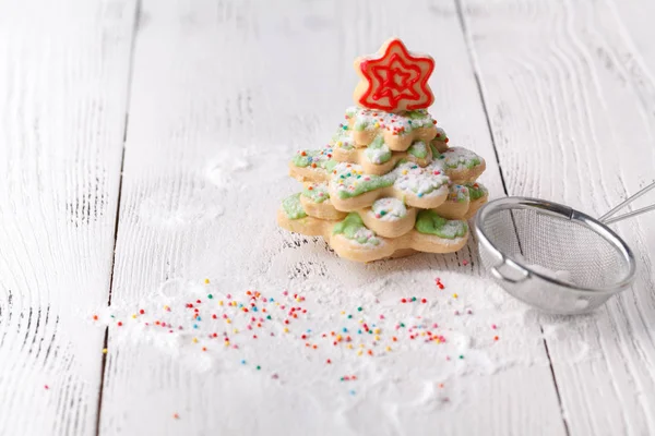 Weihnachtsbaum Mit Plätzchen Auf Weißem Hintergrund Platz Für Text — Stockfoto