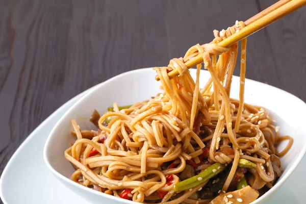 Yakisoba Roergebakken Noedels Met Groenten Vlees — Stockfoto