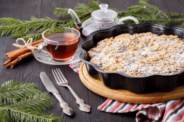 Tarçın, fındık ve kuru meyve somun teneke şenlikli rustik tablo içinde pişmiş Noel kek