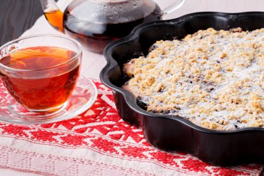 Geleneksel ev yapımı çikolata Noel kek yılbaşı ağacı süsle kar ile pudra şekeri serpilir