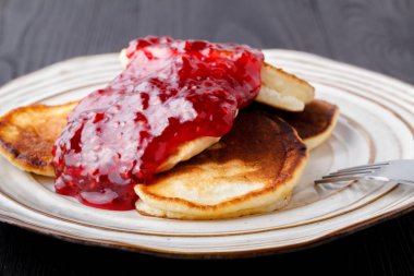 Krep berry ile mutfak masa arka plan üzerinde jam