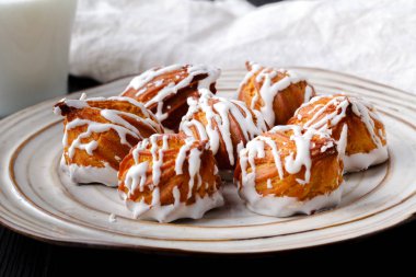 Pudra şekeri ile eklers