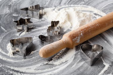 pasta kesici ahşap kesme tahtası üzerinde