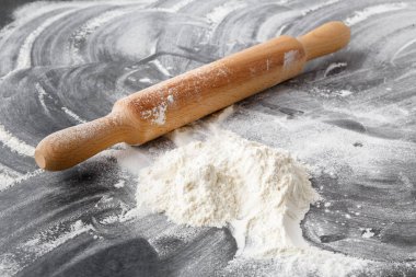 pasta kesici ahşap kesme tahtası üzerinde