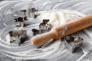 Noel yemeği arka plan kurabiye kalıpları ve un ile