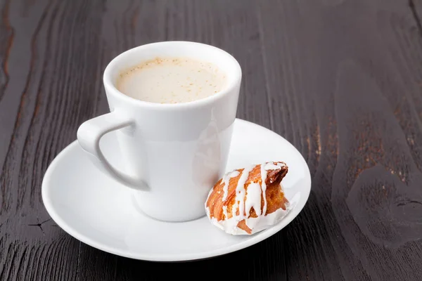 Leckere Süßigkeiten Und Kaffeetasse Auf Holzgrund — Stockfoto