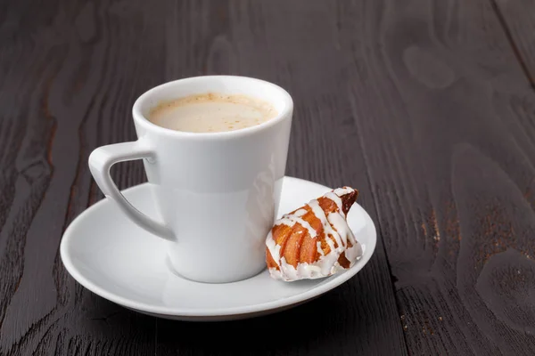 Leckere Süßigkeiten Und Kaffeetasse Auf Holzgrund — Stockfoto