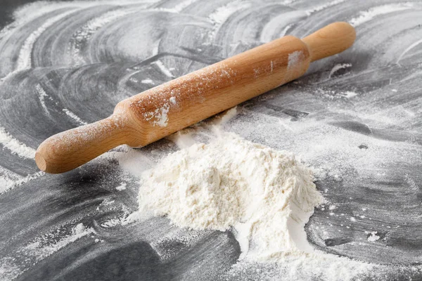 pasta kesici ahşap kesme tahtası üzerinde