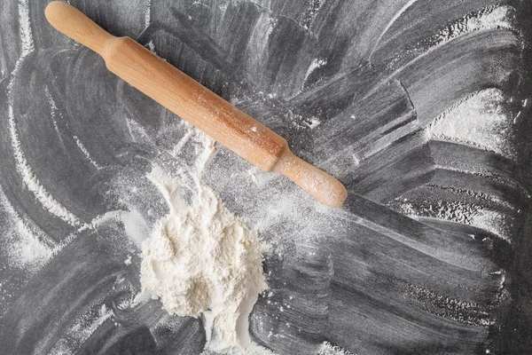 Oklava ve un siyah masada. Uzay kopyalayın. Üstten Görünüm